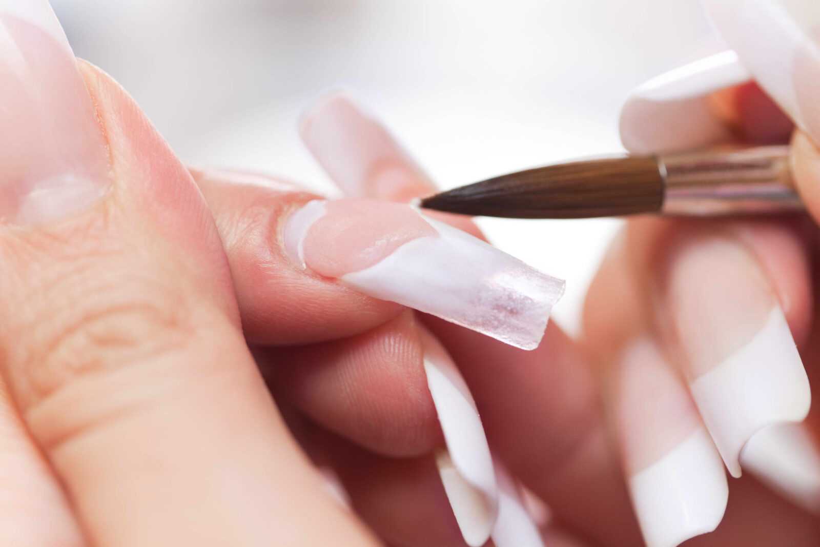 Наращивание ногтей акрилом: преимущества и недостатки процедуры