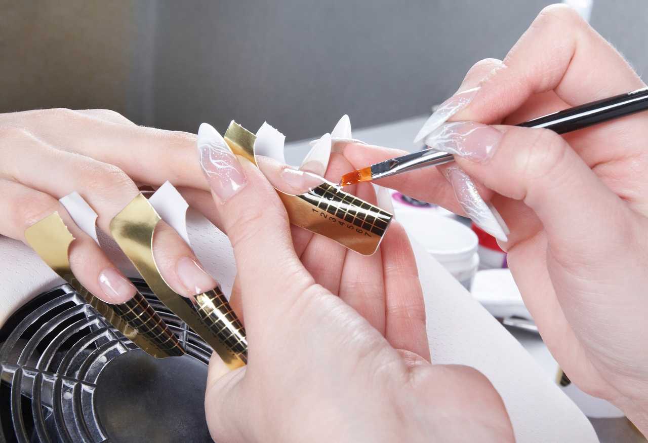 Наращивание ногтей акрилом: преимущества и недостатки процедуры